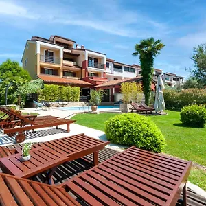 https://apartments-villa-rossella-1.in-istria.net